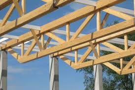 Vue Du Dessous Des Poutres Treillis Construction Bois Charpente Bois Charpente Traditionnelle