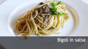 Riaccendi il fuoco sotto le cipolle, aggiungi le acciughe e lasciale disfare, mescolando. Bigoli In Salsa Youtube