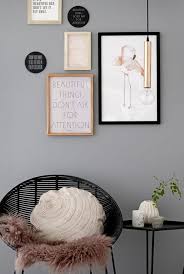 Hall Entree Maison Avec Chaise Ronde Et Coussin Rond Couleur Rose Table En Metal Noir Deco Deco Murale Idee Deco Salon