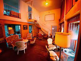 Hier kann man sich gemütlich zusammenkuscheln, ist aber noch in der öffentlichkeit und muss sich erstmal aufs kennenlernen und unterhalten verlegen. Wohnzimmer Klub Bar Cafe Dresden Photos Facebook