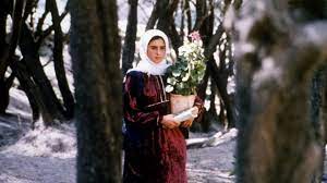 Hossein'in okula giden tahere ile evlenmek istemesi ve tahare'nin hossein'e karşılık vermemesini. Through The Olive Trees 1994 Backdrops The Movie Database Tmdb