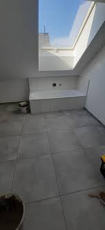 Ganz besonders gut unter der dachschräge macht sich die badewanne. Badezimmer Unter Der Dachschrage Mit Badewanne Unter Dem Dachfenster Wunschbad