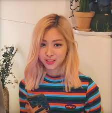 Since the distance of the photo and blonde hair wasn't enough to signal that it was ryujin, one fan asked who it was. Ryujin Is So Pretty W Blonde Hair I M Upset Gadis Korea Selebritas Kecantikan