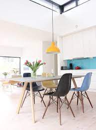 Die chaiselongue und die stühle werden auf der die vitra plastic chair stühle mit pulverbeschichtetem untergestell können auch für den garten genutzt werden. Die Geschichte Hinter Dem Eames Plastic Chair Von Ray Charles Eames Solebich De