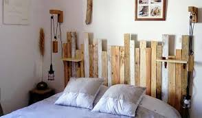 Cette tête de lit doit toute son originalité aux couleurs différentes des planches de palette qui forme un joli patchwork. Tete De Lit Palette Avec Rangement Gamboahinestrosa