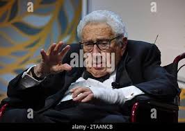 FILE PHOTO** Henry Kissinger Has Passed Away. Henry Kissinger and Marlo  Thomas Circa 1960 s Copyright: xRalphxDominguez/MediaPunchx Credit:  Imago/Alamy Live News Stock Photo