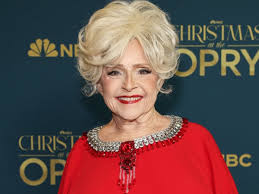 El secreto de los clásicos navideños: Brenda Lee celebra 65 años de Rockin’ around the Christmas tree