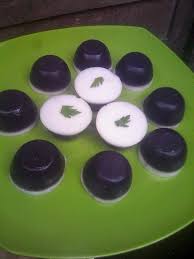 250 grm ubi ungu, yang sdh dikukus & dihaluskan 250 ml santan kental 100 grm tepung tapioka 100 grm gula pasir 50 grm tepung beras 15 ml susu kental manis (skm) 1 sdt vanili cair 2 tetes pewarna ungu bahan tepung : Resep Talam Ubi Ungu Lezat Empuk Sederhana