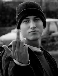 Wiecie czego nienawidzę? Fałszu i fałszywych ludzi... Takich, którzy  uśmiechając się klepią Cię po plecach. A jak się odwracasz, śmieją i kopią  Cię po dupie... Zawsze starałem się wychodzić z założenia, że