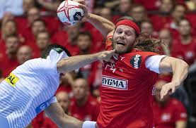 Der durch seine langen blonden haare auffällige caniggia begann seine profilaufbahn 1985 bei river plate. Wieder Ein Handball Krimi In Der Kolner Lanxess Arena Jannik Kohlbacher Wirft Auf Das Tor Von Kroatiens Schlussmann Marin Sego Deutschland Siegte 22 21 Stuttgarter Zeitung