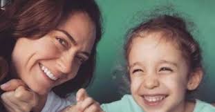 Ceyda düvenci, eşi bülent şakrak, oğlu okan ali ve kızı melisa nur akgün ile bu eğlenceli videosunu. Mwhulerimm4yqm