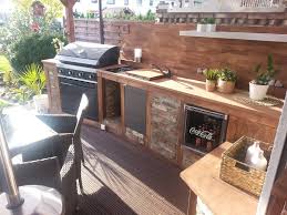 Ein großer grill, eine spüle und ein kühlschrank machen den traum von der kochwerkstatt im grünen wahr. Hallo Heimwerkerfreunde Ich Habe Auf Unserer Terrasse Eine Grillkuche Errichtet Die Steine Habe Ich Von Ein Kochen Im Freien Grill Kuche Waschbecken Garten