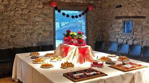 Uno dei grandi vantaggi del buffet per laurea consiste nella sua versatilità.il buffet, salato o dolce che sia, infatti, si presta benissimo ad un rinfresco, da consumare subito dopo la proclamazione, con i familiari che hanno assistito, emozionati e festosi, e con gli inseparabili compagni di corso. Idee Per Buffet Di Laurea Menu Torta Allestimento E Location