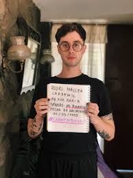 La etiqueta también podría ser usada por personas que quieren identificarse fuera del género binario sin especificar más. Rodrigo Mallea Cardemil A Twitter Por Un Carnet No Binario En Chile Las Personas No Binarias Existimos Resistimos Y Luchamos Por Reconocimiento Que Hoy No Existe Un Carnet Es Lo Minimo