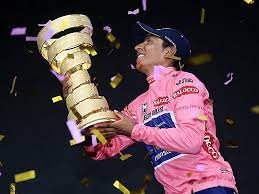 Nairo alexander quintana rojas (* 4.februar 1990 in cómbita, boyacá) ist ein kolumbianischer straßenradrennfahrer, dessen bisher größte erfolge der gewinn des giro d'italia 2014 und vuelta a españa 2016 sind. Quintana Gewinnt Als Erster Kolumbianer Den Giro Radsport Kicker