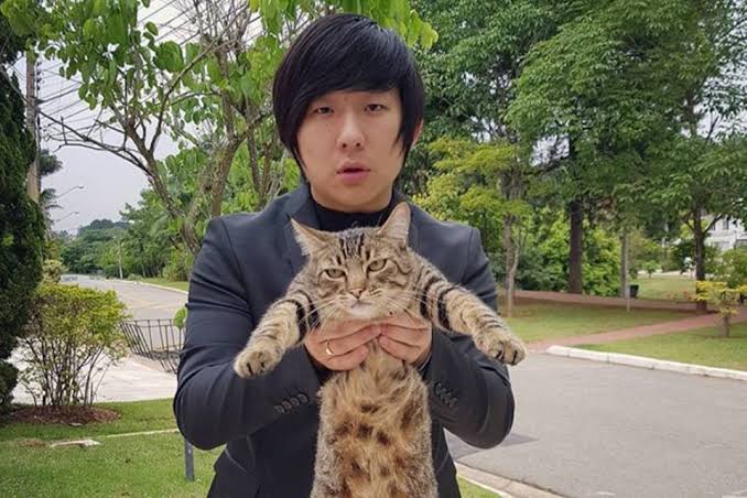 Pyong Lee e um de seus ex-gatos (Foto: reprodução)