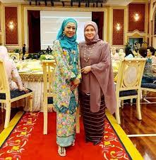 He was (born on 26 september 1941 (age 79 years) taiping hospital, taiping), in then federated malay states. Sambut Ulang Tahun Keputeraan Ke 68 Raja Puan Besar Perak Kekal Anggun Mempersona Nona