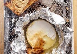 Camembert fondu au four, cranberries. Camembert Roti Des Idees Pour Un Barbecue Vegetarien Elle A Table