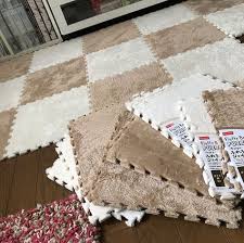 チクチク部屋を模様替えして ジョイントマットの位置を変えたら 隙間が出来てしまったので ダイソーに買い足しに 行ってきました このふわふわボアジョイントマット お気に入り いつまで経っても ふわふわのまんまだし 汚れた所だけ洗える