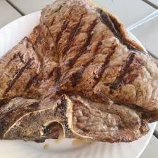 Fleisch auf der oberseite der länge nach mehrmals 1 cm tief einschneiden und die kräuterpaste in die einschnitte. Bistecca Fiorentina Holzkohlegrill Bistecca Alla Fiorentina Vom Holzkohlegrill Mit Grunen Bohnen Steak Florentiner Art Kochleben Rezept Steak Lebensmittel Essen Holzkohlegrill
