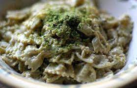 Per realizzare il pesto di pistacchi iniziate ponendo sul fuoco una pentola colma d'acqua, portate al bollore e poi versate i pistacchi sgusciati 1, cuocete per 5 minuti o. Pasta Al Pesto Di Pistacchi Vegana Ricette Di Checucino It