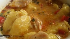 Aceasta tocanita se serveste neaparat cu mamaliga, branza rasa de oi si smantana. Tocanita De Pui Cu Galuste De Faina Einfache Gerichte Urlaubs Rezepte Essen Und Trinken