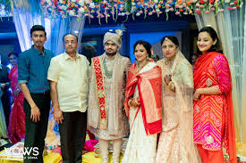 Wedding Group Photography Ideas Family Pictures Photography Wedding Family Indian Wedding Outfits Bride Clothes