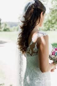 Das brautkleid stellt für die meisten damen eines der wichtigsten kleidungsstücke in ihrem leben dar. Brautfrisuren In Goppingen Friseur In Goppingen