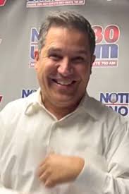 Normando Valentín se burla de la ropa del senador Carmelo Ríos