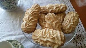 Oggi impariamo a preparare un altro dei dolci tipici sardi più apprezzati, i savoiardi sardi , biscotti soffici tipici del paese montano di fonni. Savoiardi Sardi Scopri La Ricetta