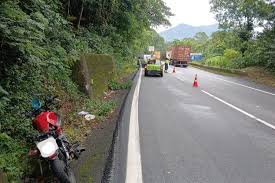Motociclista morre atropelado por carreta em Cubatão | Santa Portal