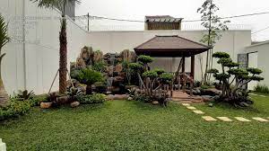 Caranya adalah dengan membuat taman sederhana sebagaimana yang ditunjukkan pada gambar. Relief Taman Belakang Rumah