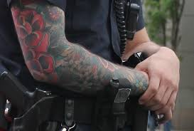 Сръбски полицаи искат да им бъде разрешено да имат татуировки и да носят  бради - Free Press