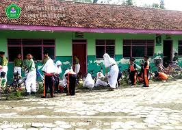 Sikap gotong royong sendiri sudah menjadi sebuah budaya yang sudah mengaakar secara kuat contohnya saja kegiatan yang bisa dilakukan dengan bekerja bergotong royong sesame warga baca juga : Gotong Royong Di Sekolah