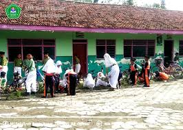 Pengertian sekolah adalah suatu lembaga pendidikan yang sifatnya formal, non formal, dan informal, dimana pendiriannya dilakukan oleh negara maupun swasta dengan tujuan adalah untuk memberikan pengajaran. Gotong Royong Membersihkan Sekolah Bukti Siswa Misbb Siman Cinta Alam Mi Salafiyah Banin Banat Siman