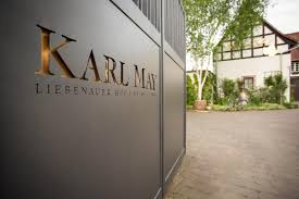 It is used with the base form of a verb. Familienbande Weingut Karl May
