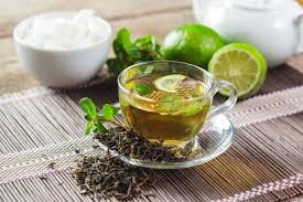 You Know I Had To Do It To Em Background Cup Of Black Tea With Mint Leaves On A Wooden Table Em 2020 Receitas Indianas Saudaveis Receitas Cha Verde Para Emagrecer