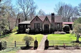 1920 Tudor Revival In Vicksburg Ms 229 900 Old House Dreams In 2020 Victorian Homes Exterior Tudor Style Homes Old House Dreams