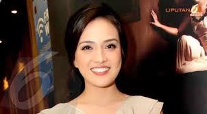 Ia pernah berakting dalam sinetron inayah serta film apa artinya cinta? Rahasia Cantik Dan Awet Muda Aktris Shandy Aulia
