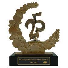 Gegoten Metalen Trofee Met Gravering En 25 Als Geschenk Cadeaugraveren Nl