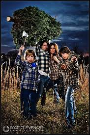 Play them on a tv or project them onto a window, wall, or even your front yard. 25 Cute Family Christmas Picture Ideas