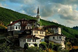 Sakarya Nin Karadeniz E Dokuldugu Yerde Eski Turk Filmlerinden Firlamis Bir Kasabayi Andiriyor Balik Lokantalari Olan Nesli Tukenmekte Olan Goruntuler Ile Tarihi Evler Evler