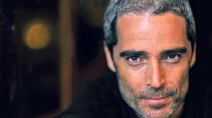 Nando González: un cantante de fondo con tirón y carisma