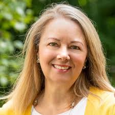 Lauri Walker's Instagram, Twitter & Facebook