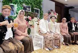 Dalam adat madura, jawa timur, prosesi pernikahan dimulai dengan acara lamaran. Motif Batik Untuk Pengantin Jawa Weddingku Com