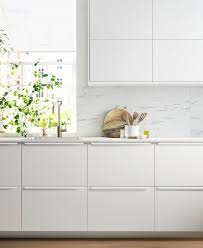 Une table de salle à manger : Metod Element Bas Angle Rgt Pivotant Blanc Veddinge Blanc 88x88 Cm Ikea
