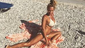 Στη βάσανο του… εξομολογητηρίου, υπέβαλε ο θέμης γεωργαντάς την κόνι μεταξά και η κόρη του λευτέρη πανταζή απάντησε σε όλα και για όλους! Eixe Na Parei H Koni Deite Th Zwza Meta3a Na Pozarei Me Magio Kai Na Mas Afhnei Afwnoys Fwto Balla Com Cy