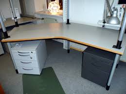 Schreibtische für das büro gebraucht und neu hier online finden. Freiformtisch Mit Buchekante Von Dyes Das Zweite Buro Schreibtische Dyes Eckkombinationen