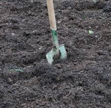 Durch umgraben erhält man einen deutlich wurzeln können leichter in die tieferen erdschichten vordringen und nebenbei werden unkräuter entfernt. Garten Umgraben So Einfach Konnen Sie Ihren Garten Frasen Welt