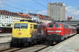 Die Inzwischen Ihrer Werbung Fur Den Deutschen Automobilclub Adac Beraubte 111 024 Wartet Am 24 07 2012 Auf Ausfahrt Aus D Eisenbahn Eisenbahnbilder Lokomotive